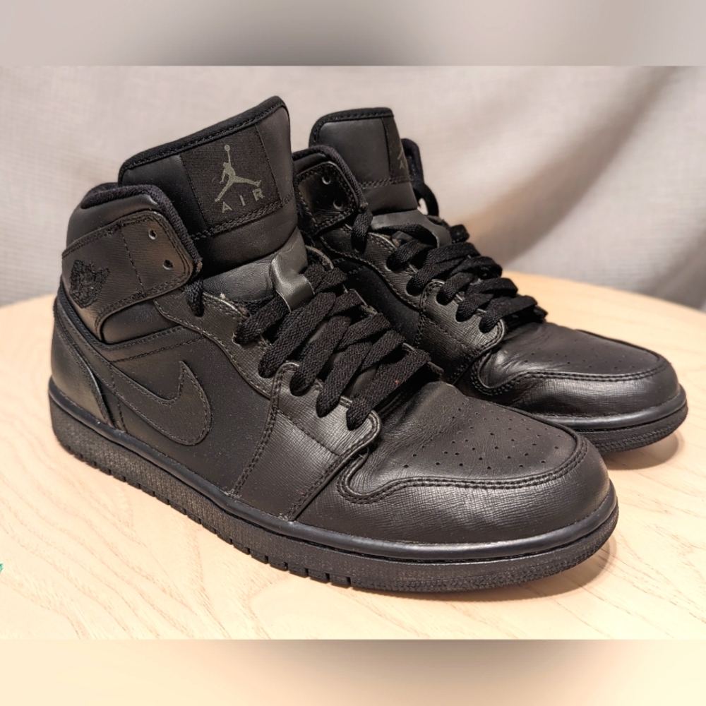 Jordan 1 mid triple black size 10
